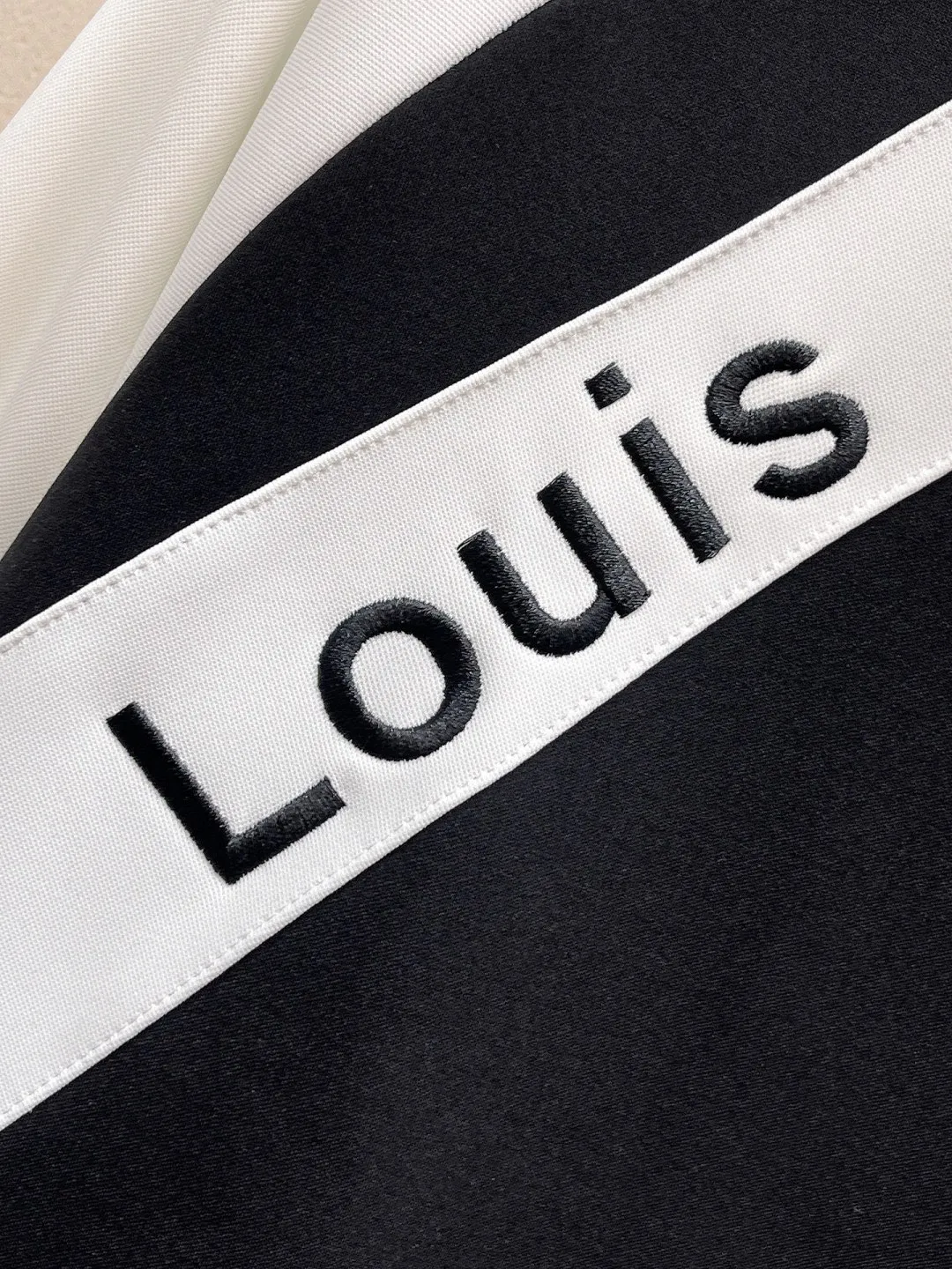 🅿️720 [LV Louis Vuitton] hot-selling suit is coming. Focus on the original version of the official website. 2025 new hot-selling cardigan and sweatshirt suit. The original order is the best. 🇭🇰The meticulous work of top designers. Just for a fitting and perfect upper body effect. All-natural high-quality Tencel Roman cotton 100%, close-fitting comfort, noble and elegant! Original hardware embodies elegance and nobility! Counter size: M-3XL (maximum wear up to 190 pounds)